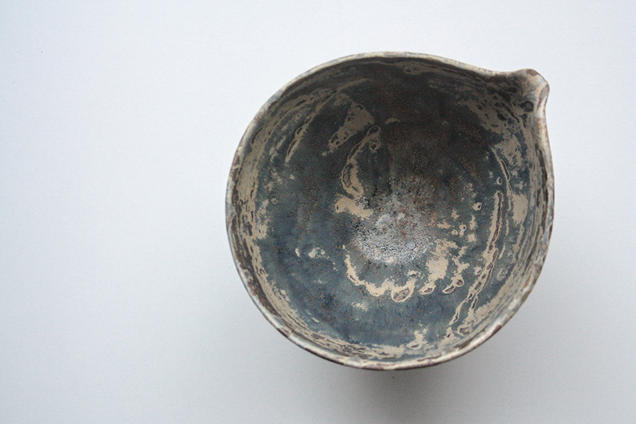 bowl with spout | T017 - Image 4