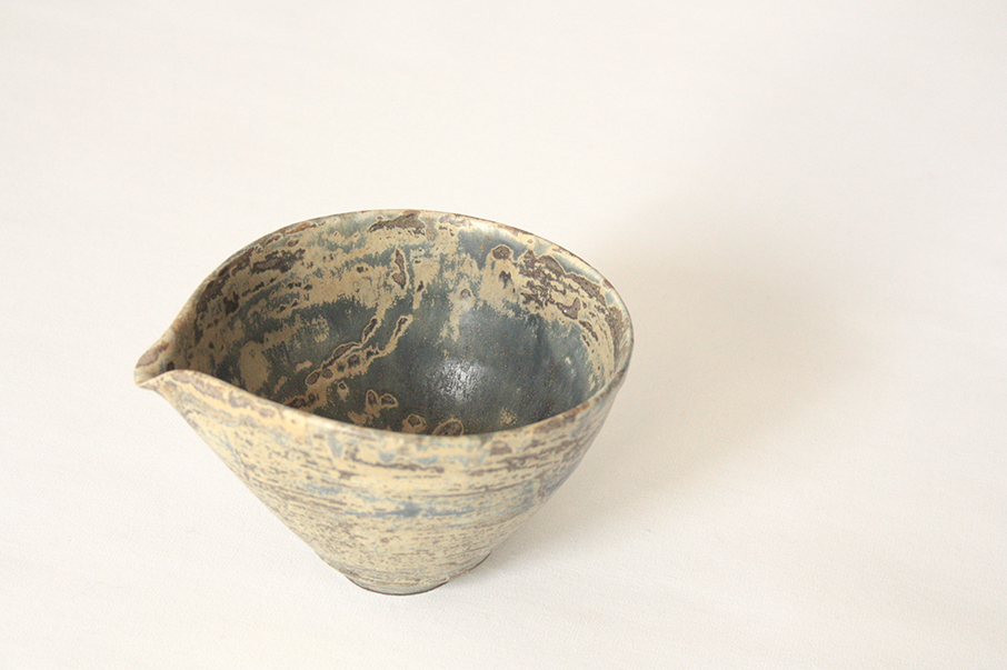 bowl with spout | T017 - Image 3