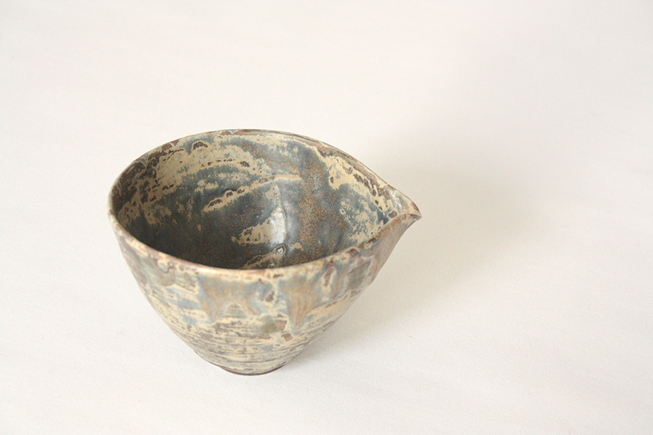 bowl with spout | T017 - Image 2